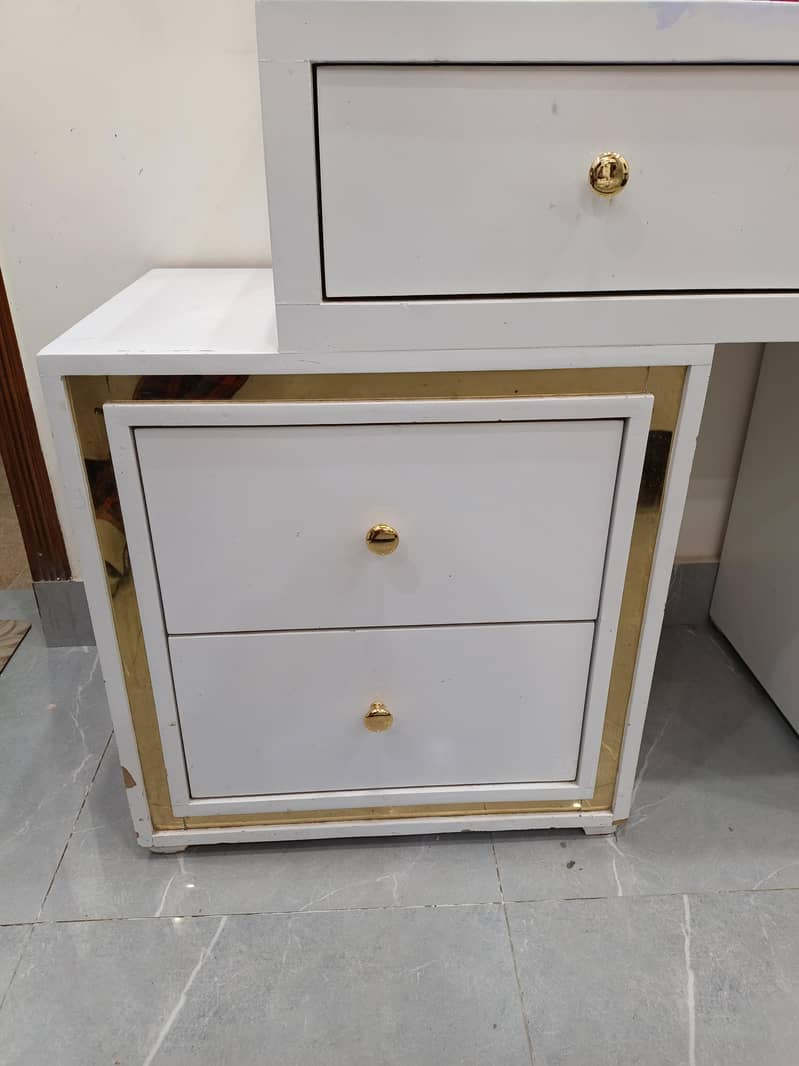 Dressing Table 3