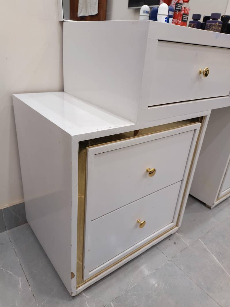 Dressing Table 4