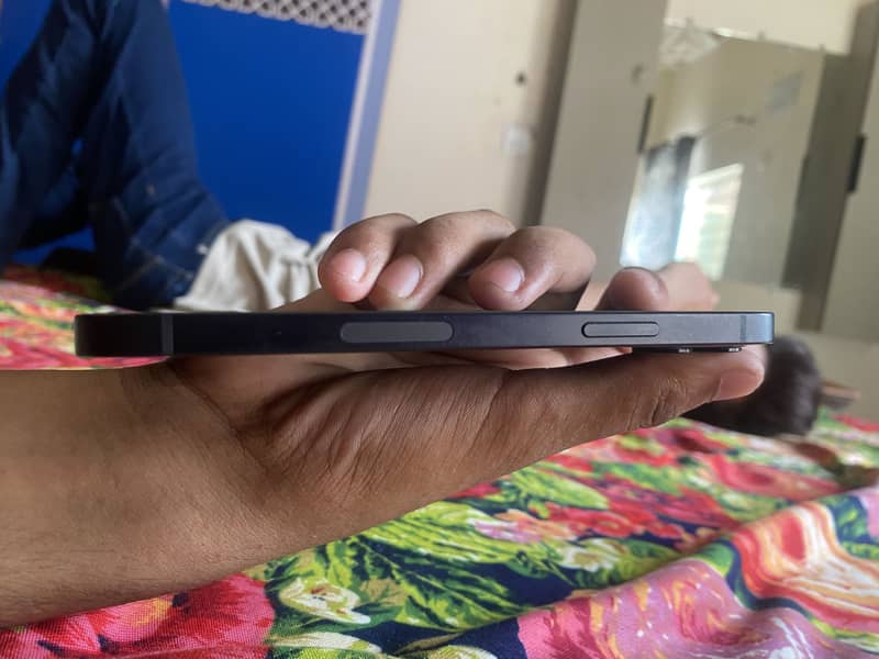Apple iPhone 12 4