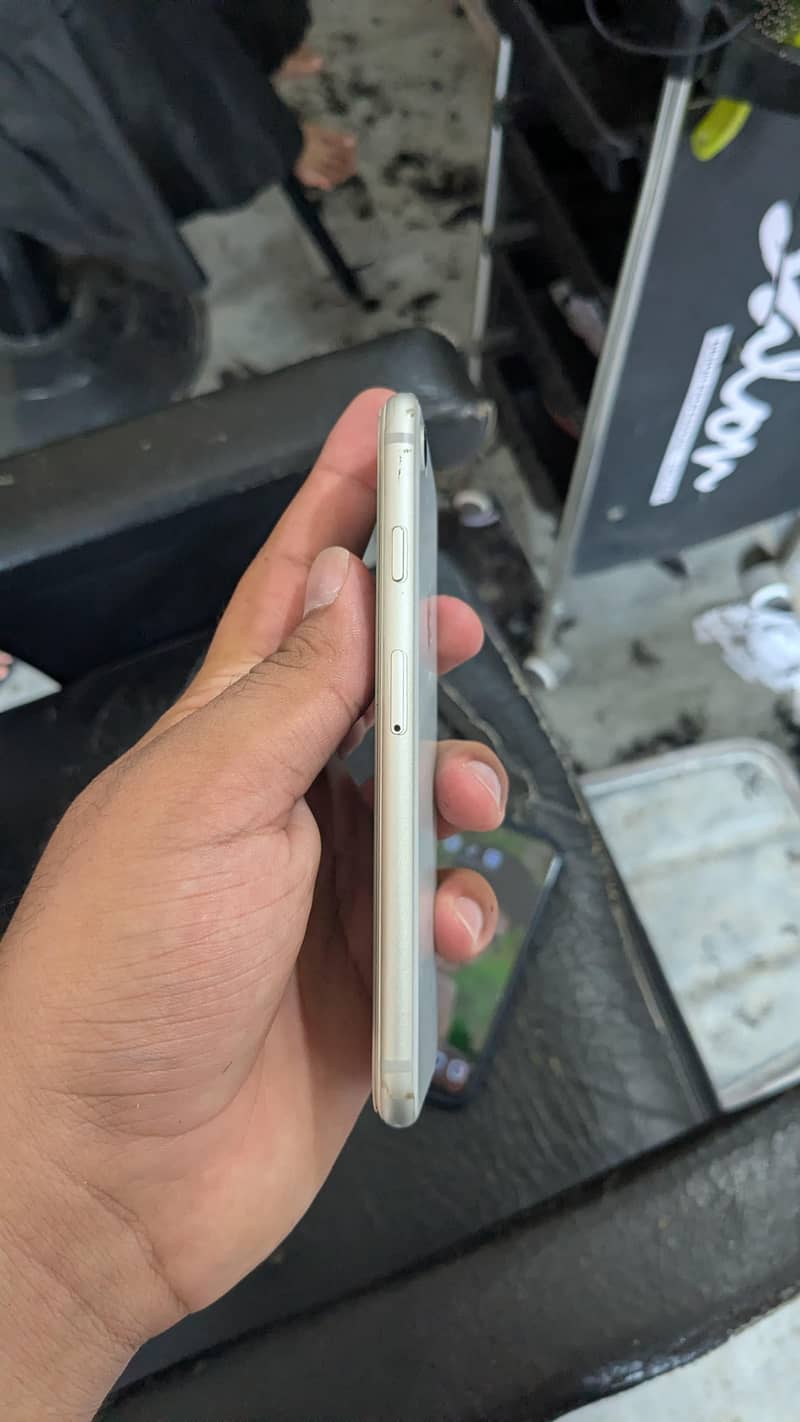 Apple iPhone 8 3