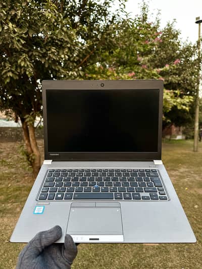 Toshiba ultra Silm Laptops i5 6th 4/128 with chgr