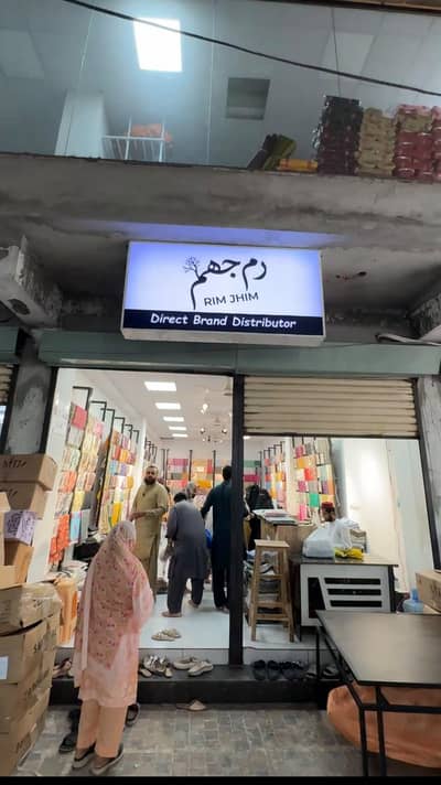 Azam Market me Ladies Clothes shop pr professional sale men required