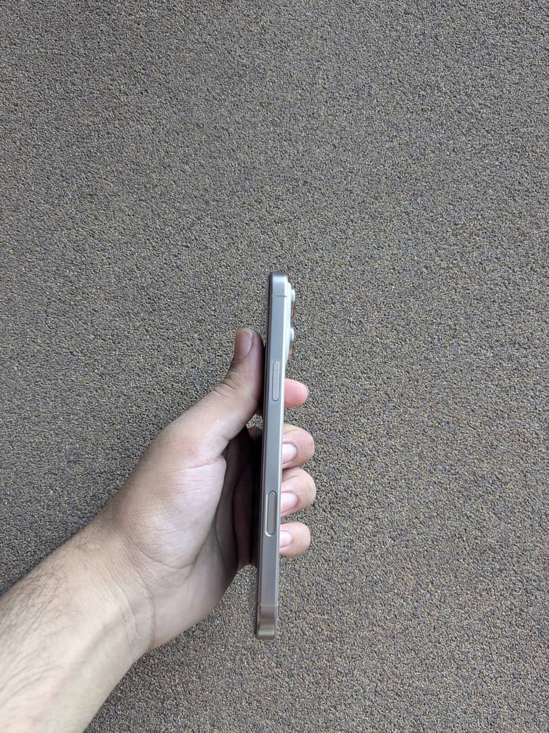 iPhone 16 Pro Max 4