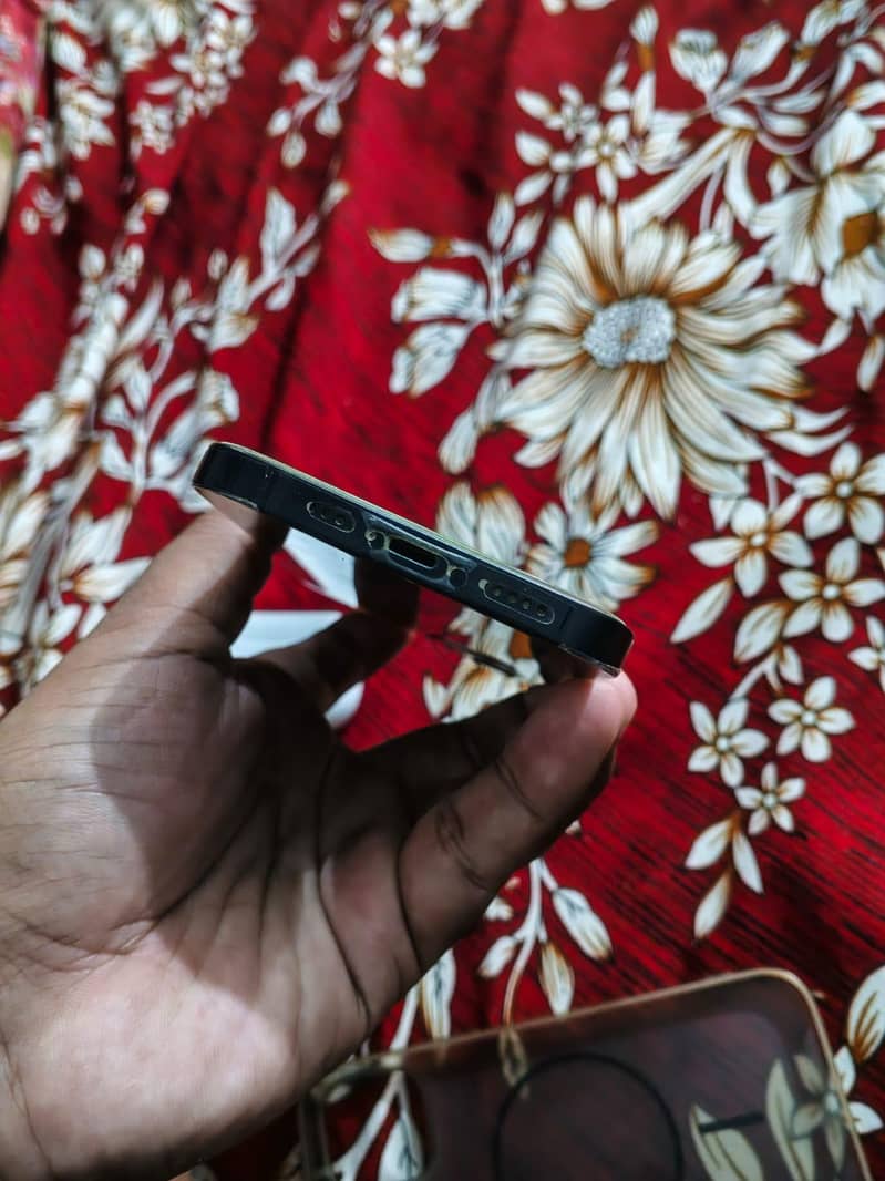 Apple iPhone 12 6