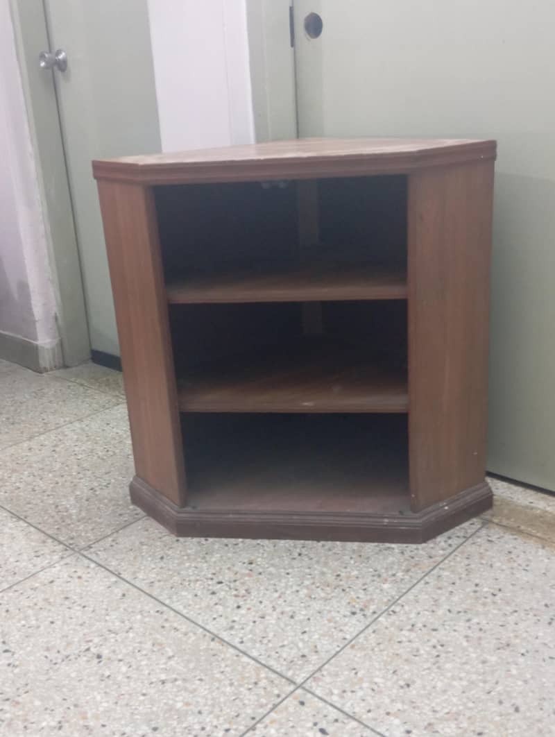 CORNER TABLE 3