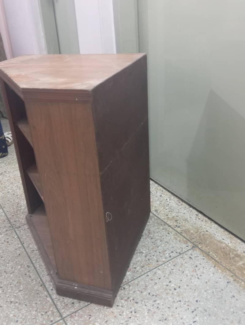 CORNER TABLE 4