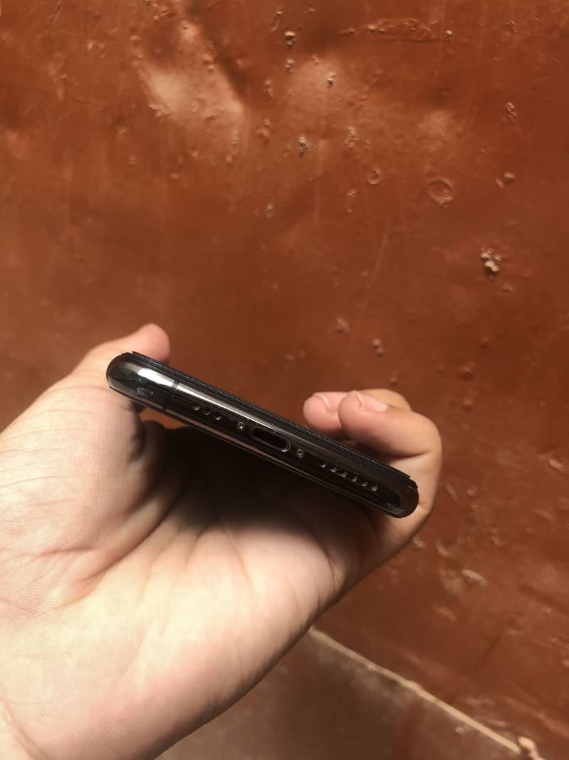 Apple iPhone 11 Pro 4