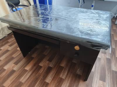 big computer table with 2 draws