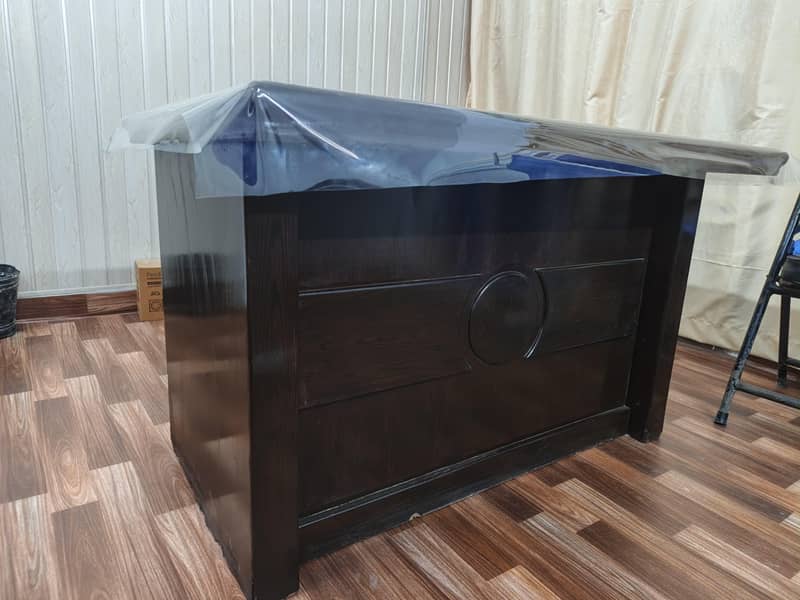 big computer table with 2 draws 1
