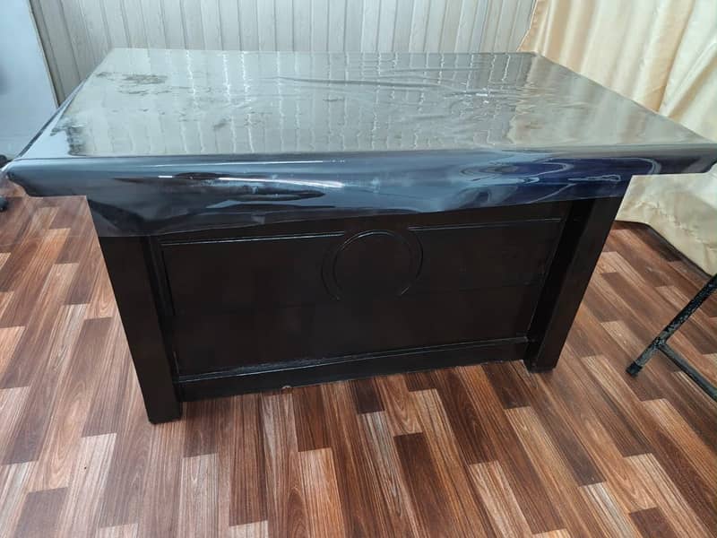 big computer table with 2 draws 2