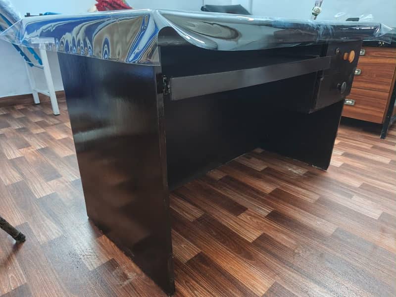 big computer table with 2 draws 3
