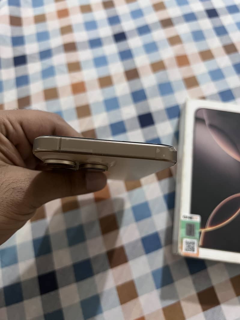 Apple iPhone 16 Pro Max 4