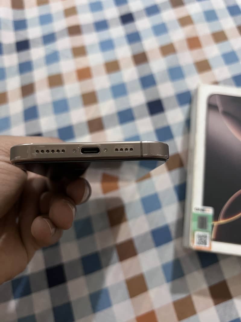 Apple iPhone 16 Pro Max 6