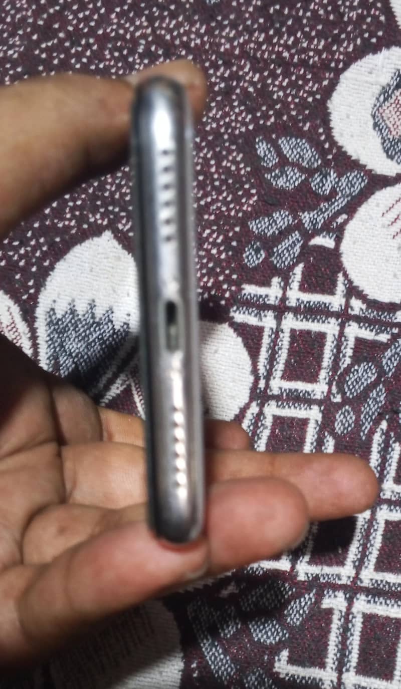 Apple iPhone X 4