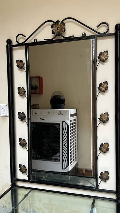 Elegant Iron Dressing Table with Mirror