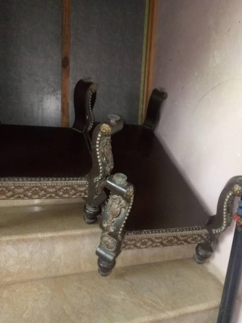 table and sofa 0