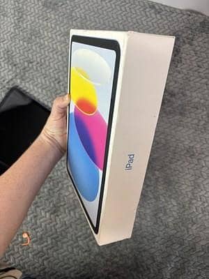 iPad 10th Generation 64GB (4G) - Excellent Condition!