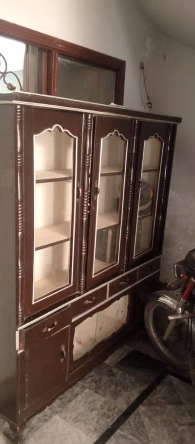 M selling my showcase and dressing table
