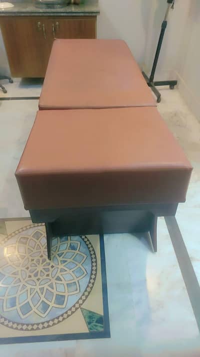 Salon facial bed