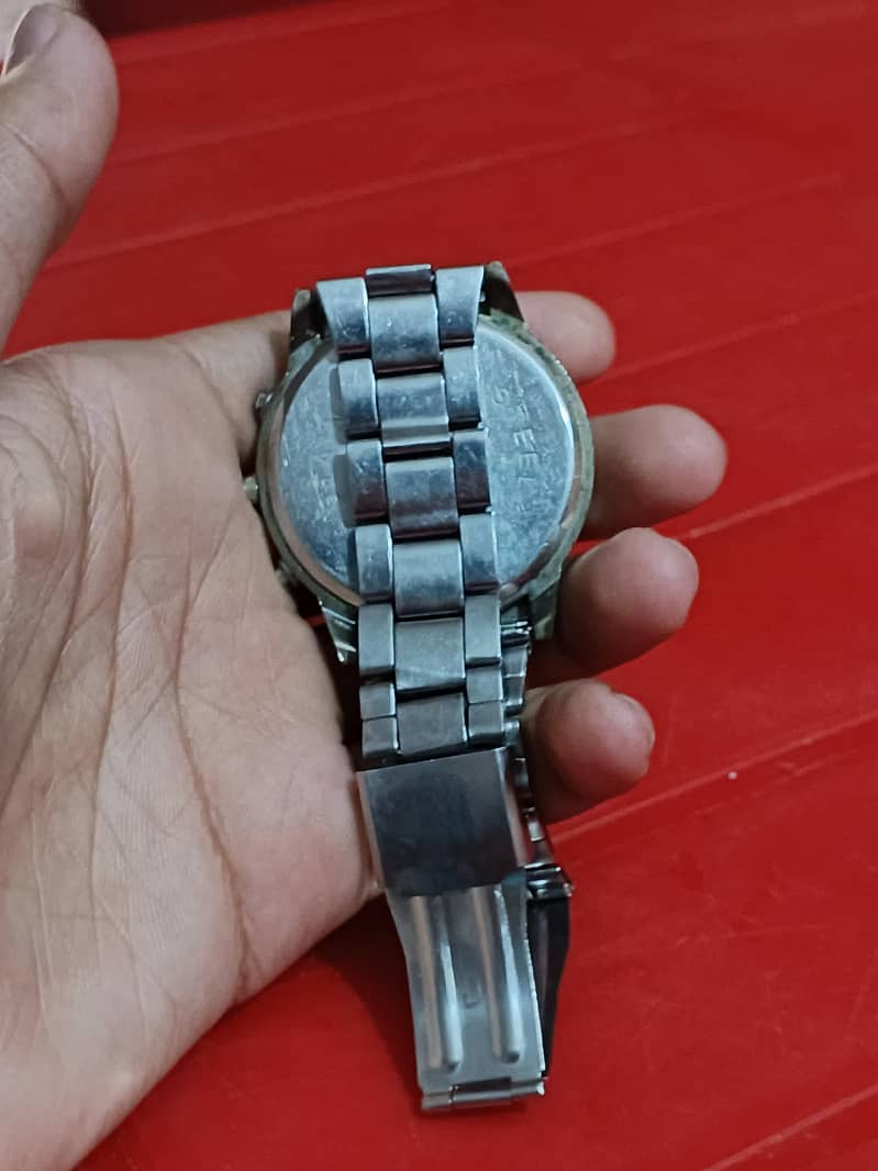 Men watch 0