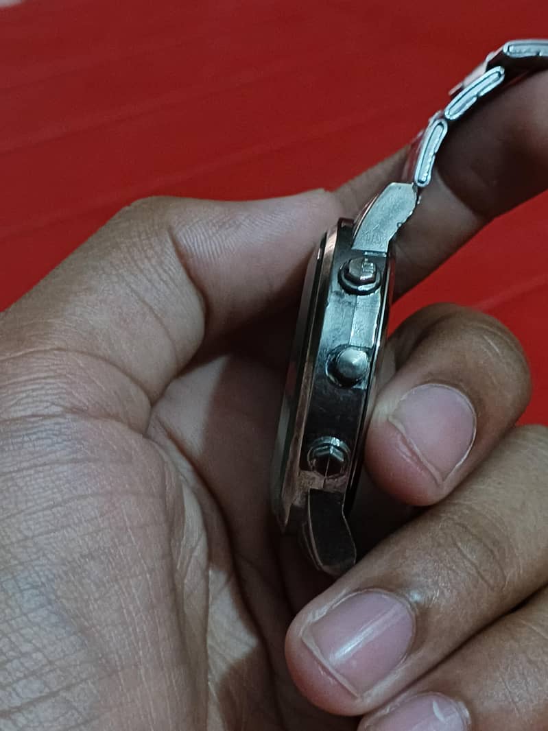Men watch 3
