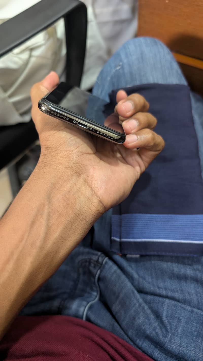 Apple iPhone X 4