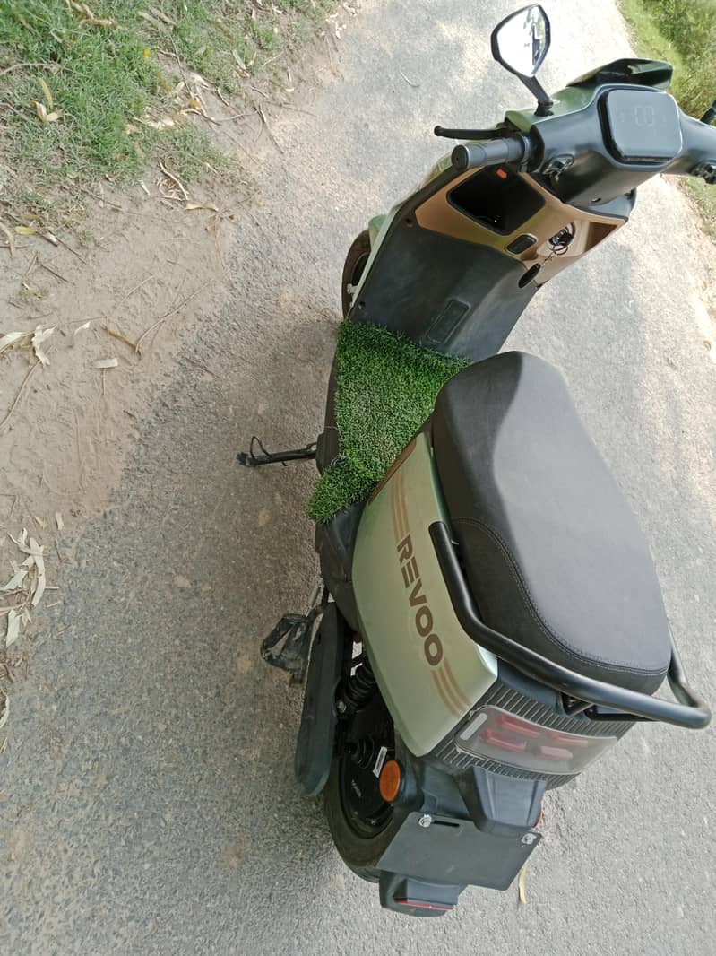 Scooty Revoo 4