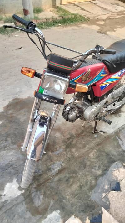 one hand use bike.