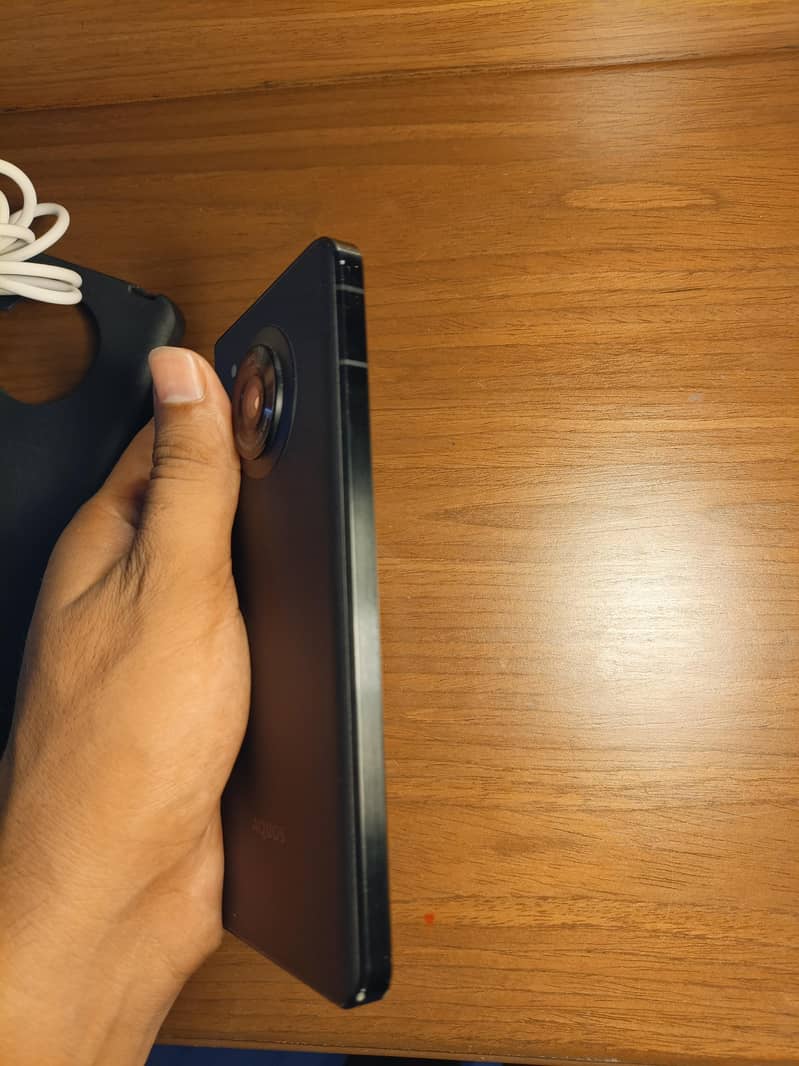 Sharp Aquos R7 5