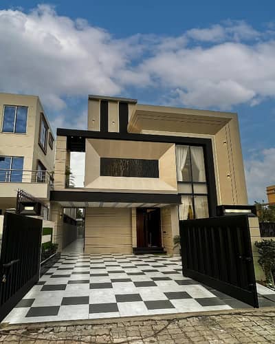 10 Marla Luxurious House for Sale in Bahria Town Lahore, Jasmine Block