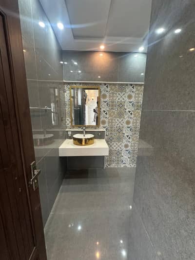 Like Brand New! 10 Marla Park Facing Upper Portion for Rent in Hussain Block