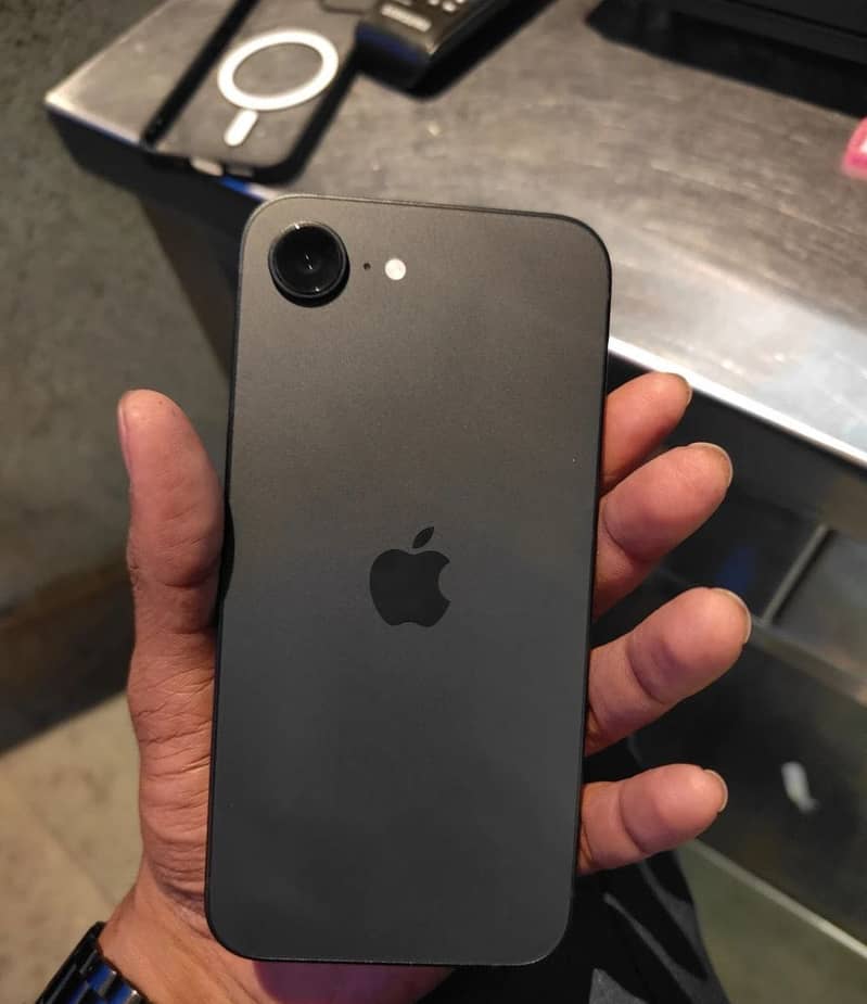 iPhone 16e 0