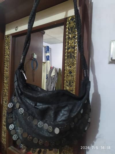 ladies shoulder bag good condition look are very buetyful