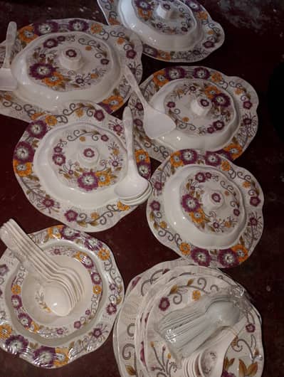 82 PCs plastic dinner set