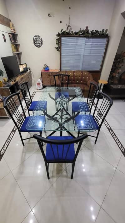6 chairs dinning table in excellent condition