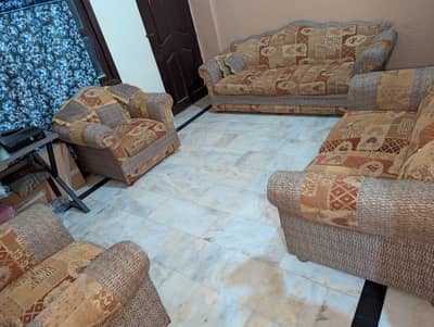 Selling sofa set 10/10 condition like new