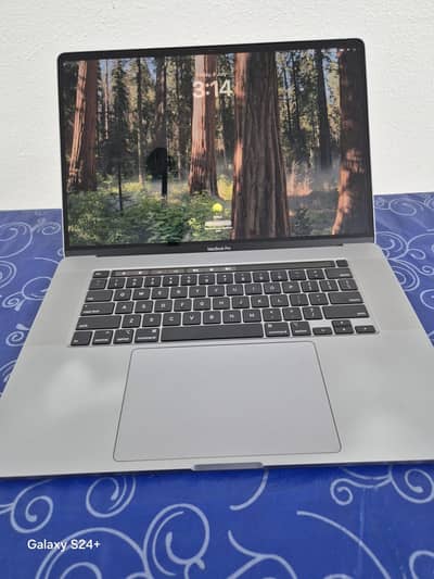 macbook pro 2018 15 | i7 | 16 gb 256 ssd | 4gb GPU