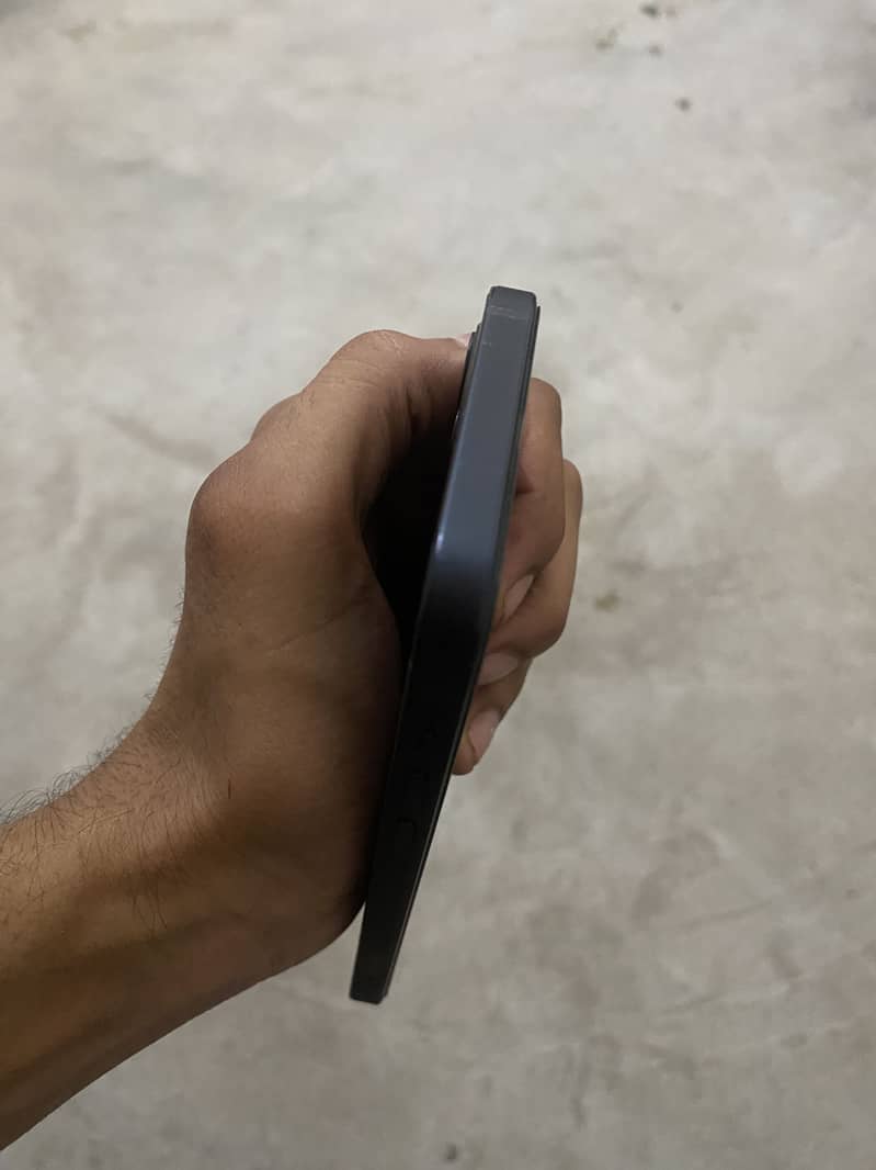 Apple iPhone 12 4