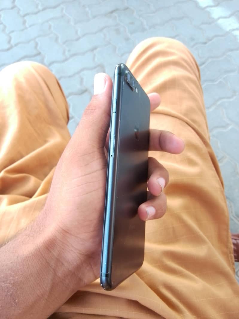 Apple iPhone 7 Plus 2