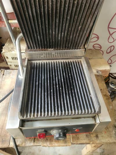 panani grill sirf 1month use ha just like brand new with box