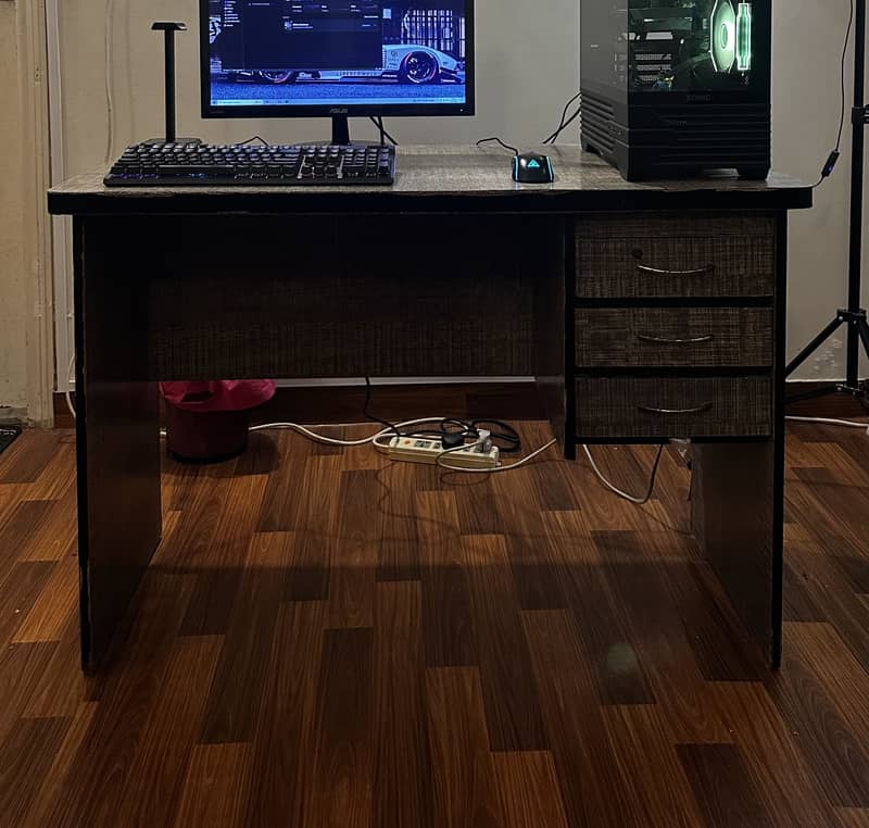 Computer desk 0