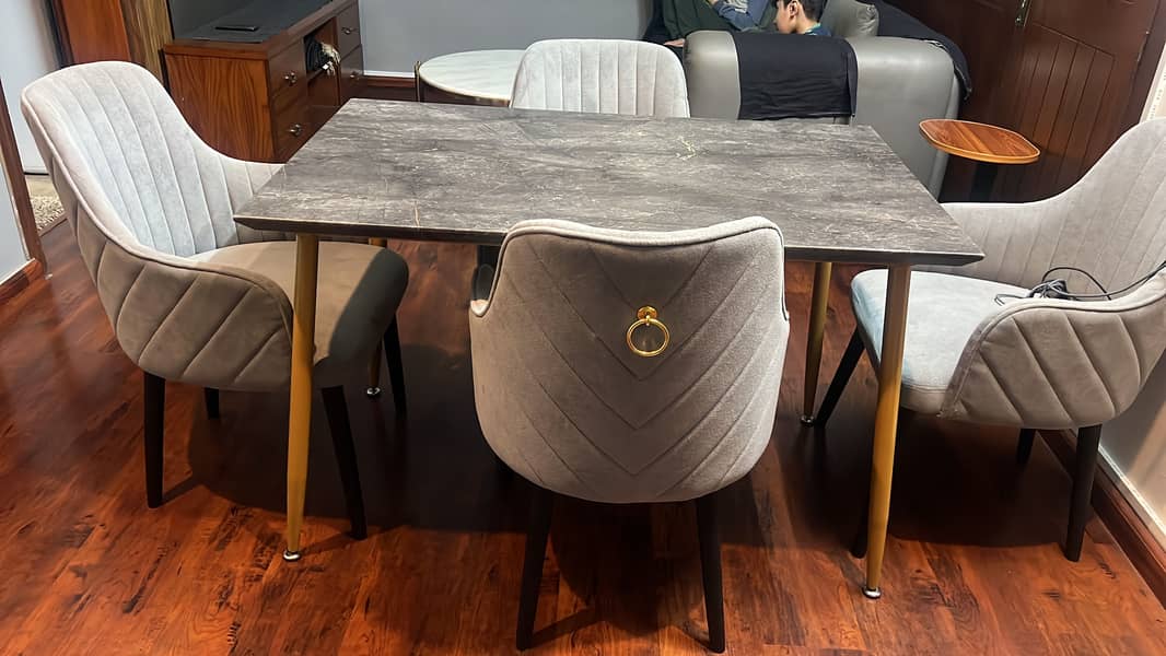 4 seater dining table 0