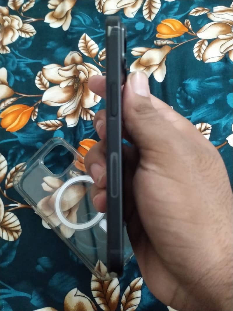 Apple iPhone 15 4