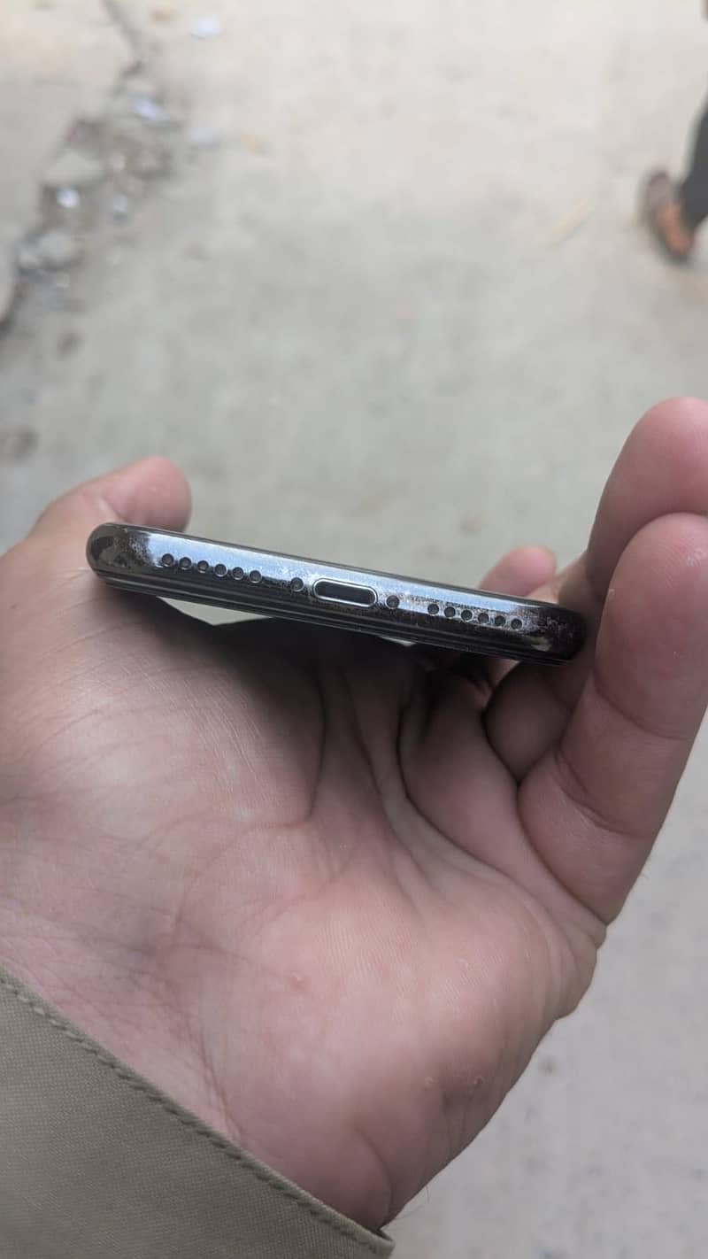 Apple iPhone X 4