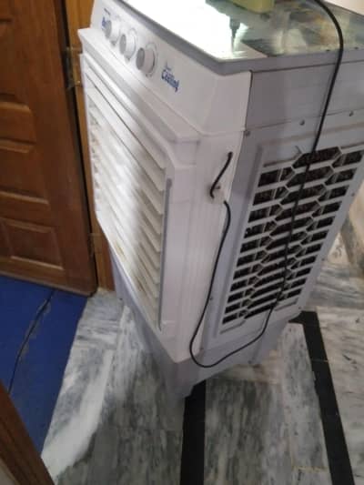 Asia cooler only 4 days use full new condition ice Box technology