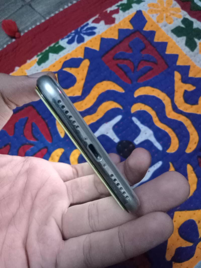Apple iPhone X 4