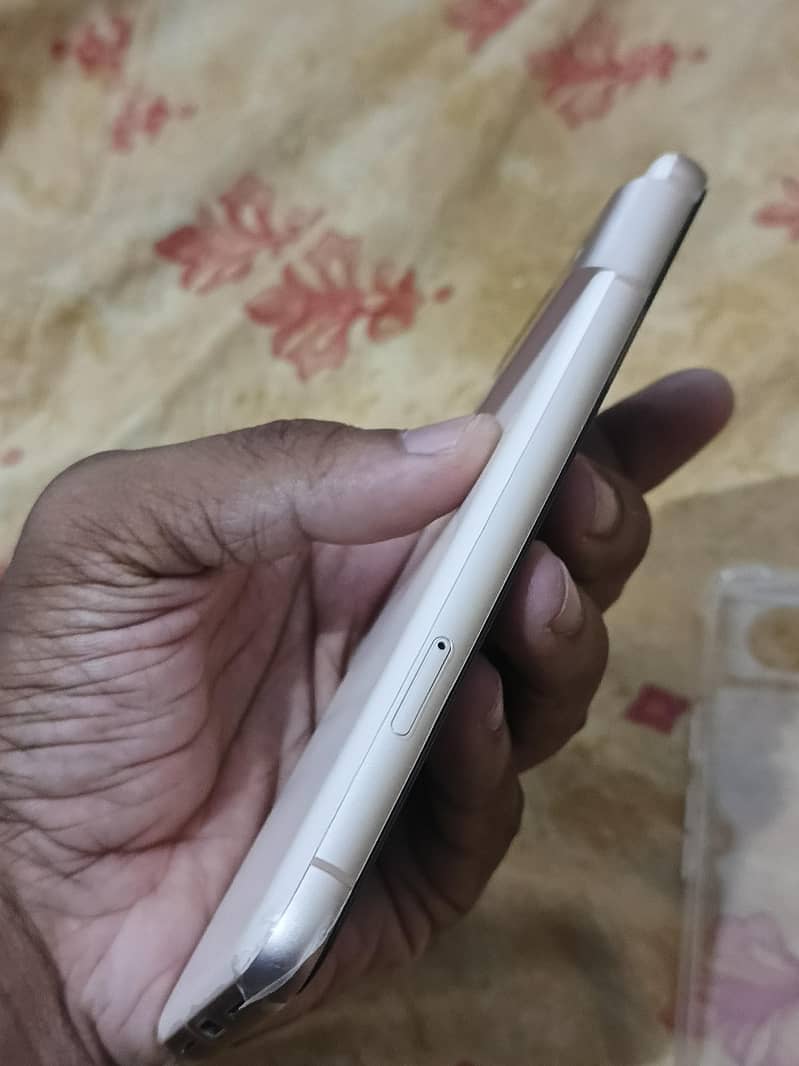 Google Pixel 8 4
