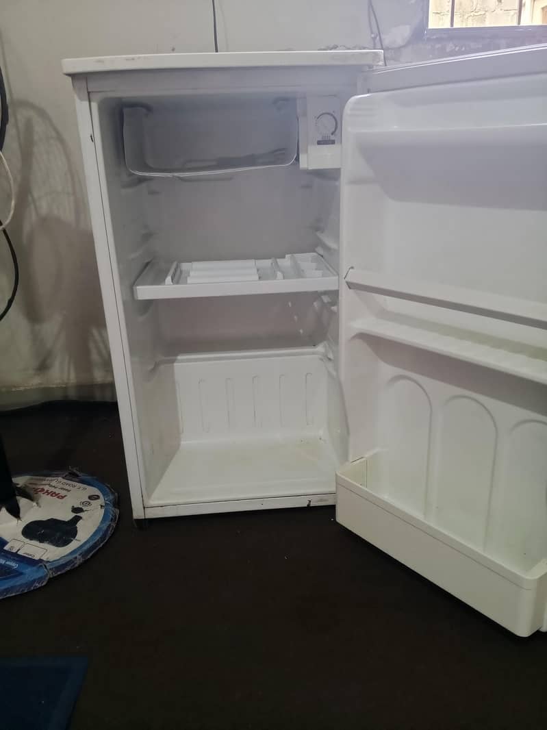 Mini fridge 0