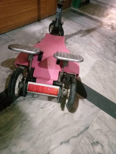 a paddled kids Scooty