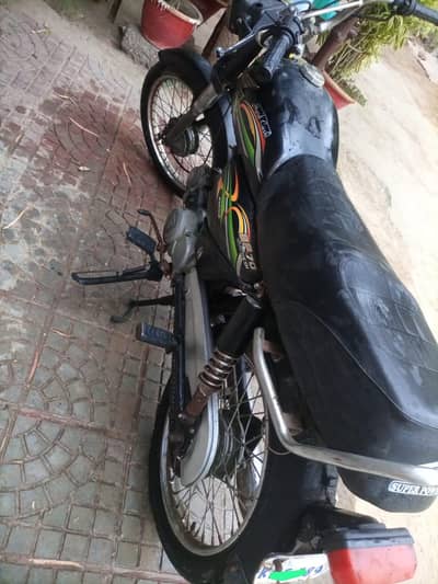 I'm selling genuine 70 super power sealed engine new tyres new chimta